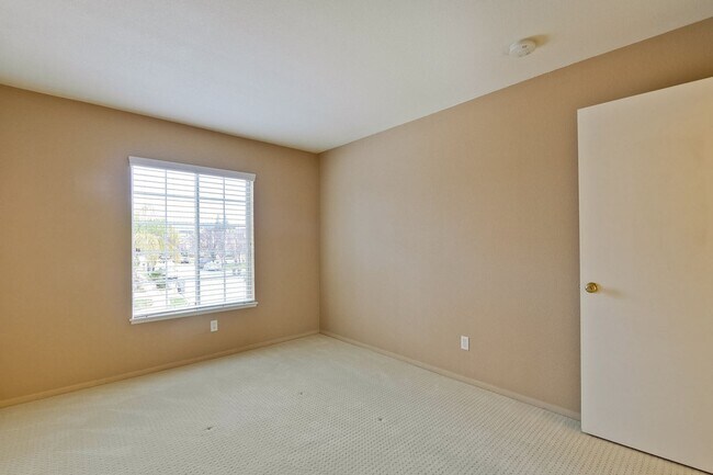 Building Photo - Awesome 3 Bedroom  Home Near Rivermark Plaza!