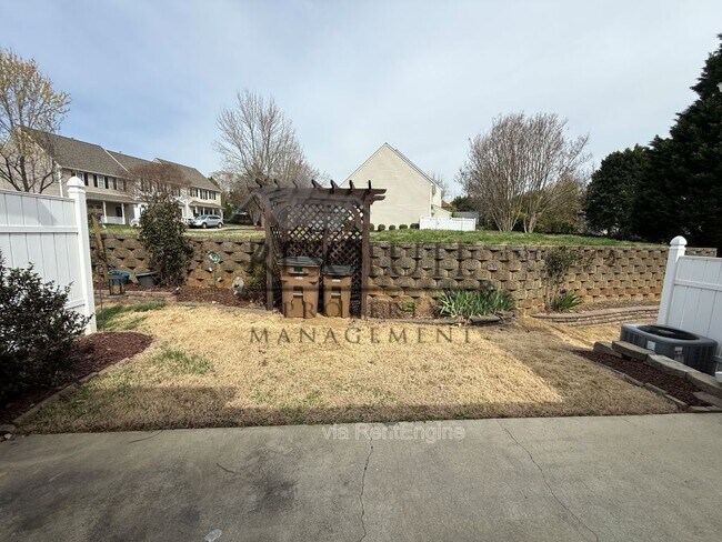 Building Photo - 303 Sugar Maple Ave