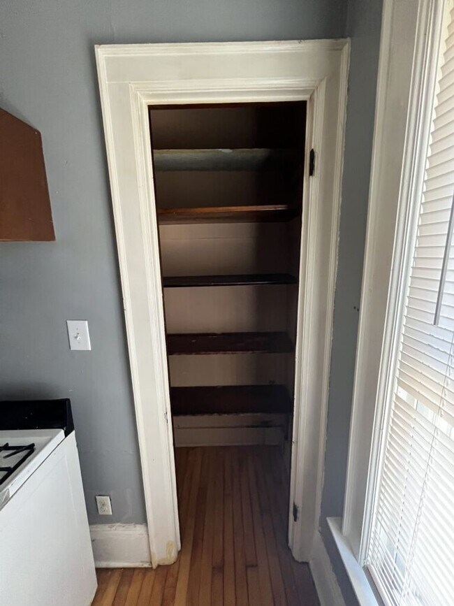 Building Photo - Bright 2 Bed / 1 Bath off Brady St | Free Laundry & Pet-Friendly
