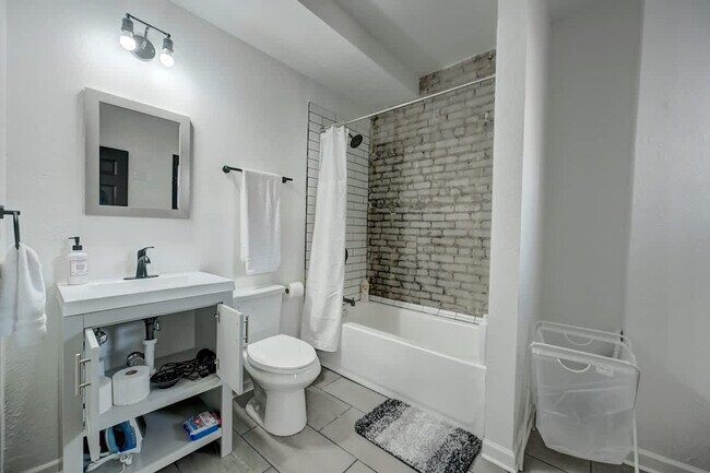 Building Photo - 1925 N Prospect Ave