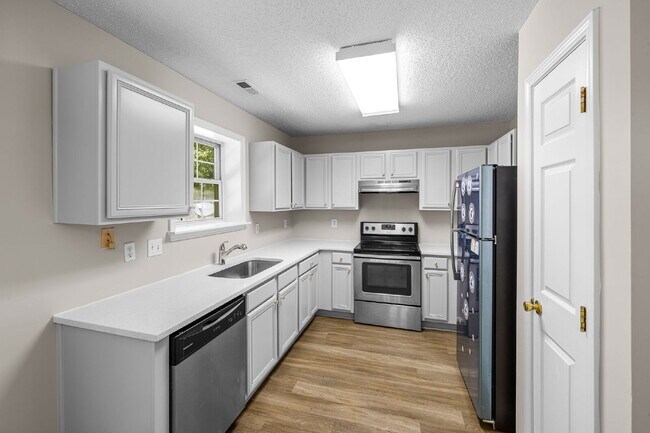 Building Photo - Very quiet and private location in heart of RTP