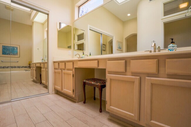 Building Photo - 37468 Westridge Ave