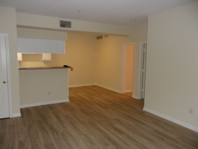 Building Photo - 1BR / 1BA @ The Legends