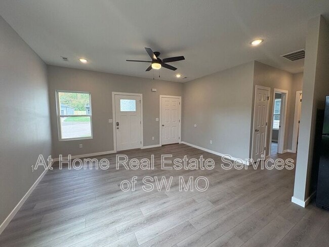 Building Photo - 4930 W Minota St