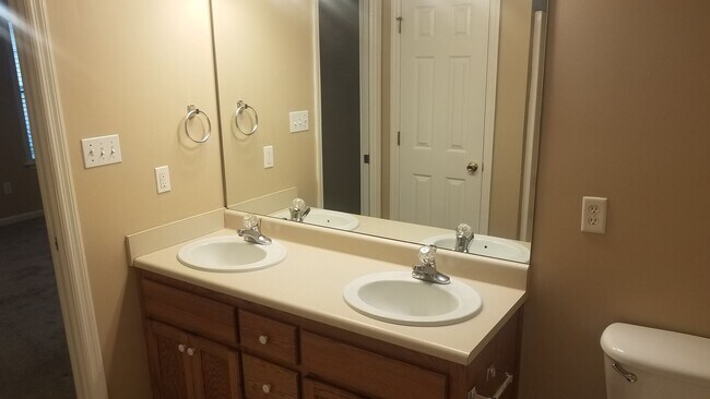 Building Photo - 3 Bedroom/2 Bath Home in New Wood Valley