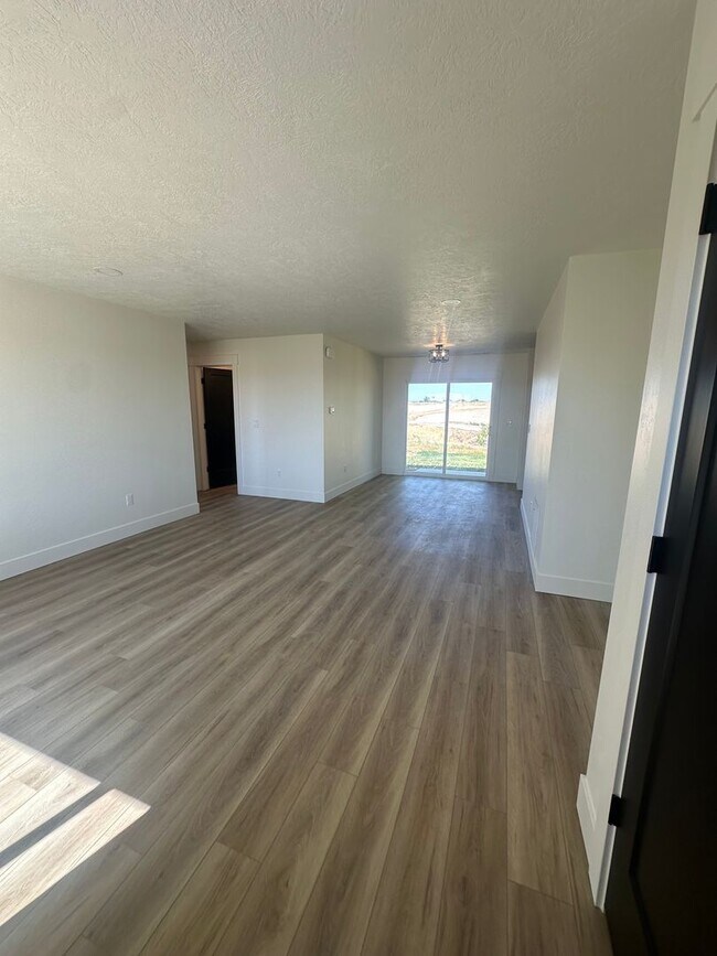 Building Photo - 2 bed, 1 Bath, 1 Car Garage, - Modern Insi...