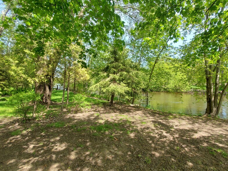 Building Photo - 550 N Mill St