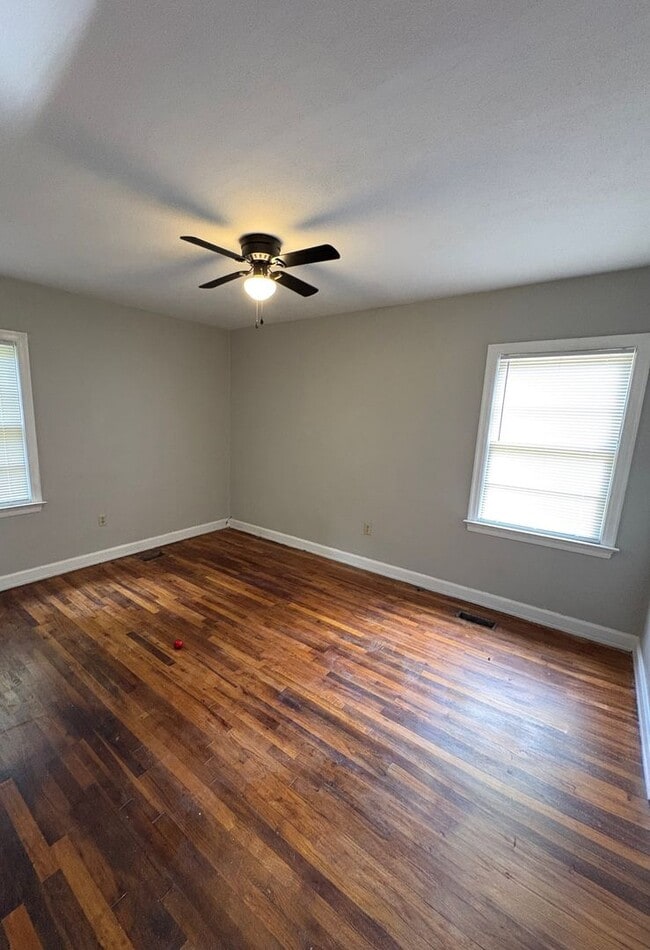 Building Photo - 3 Bedroom 1 Bath