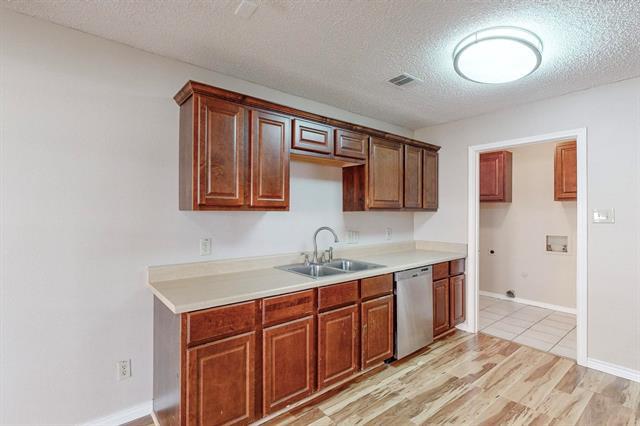 Building Photo - 1900 N Irving Heights Dr