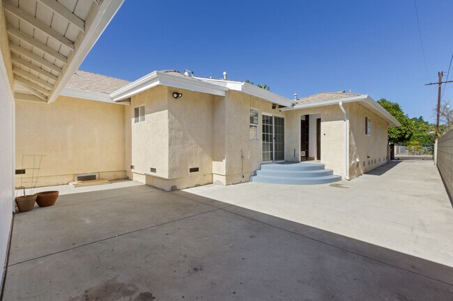 Building Photo - Spacious Mission Hills Home – Modern Comfort in a Prime Location!