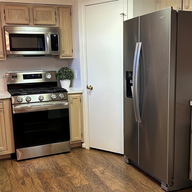 Building Photo - 8910 Driftstone Dr