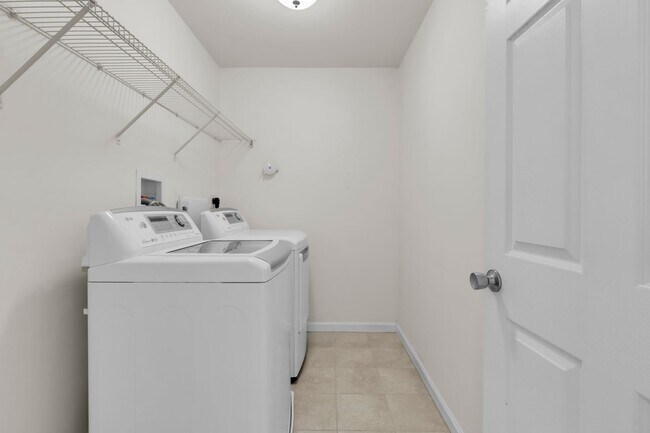 Building Photo - 3 bedroom Townhouse