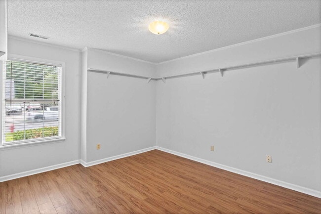 Building Photo - Spacious 4-Bedroom Home in a Prime Locatio...