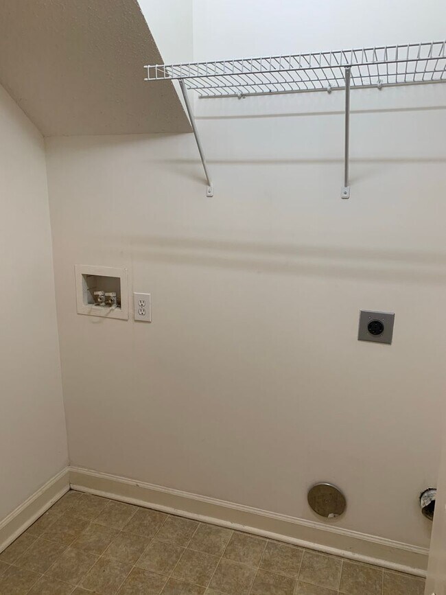 Building Photo - 1541SF 3BR 2.5BA