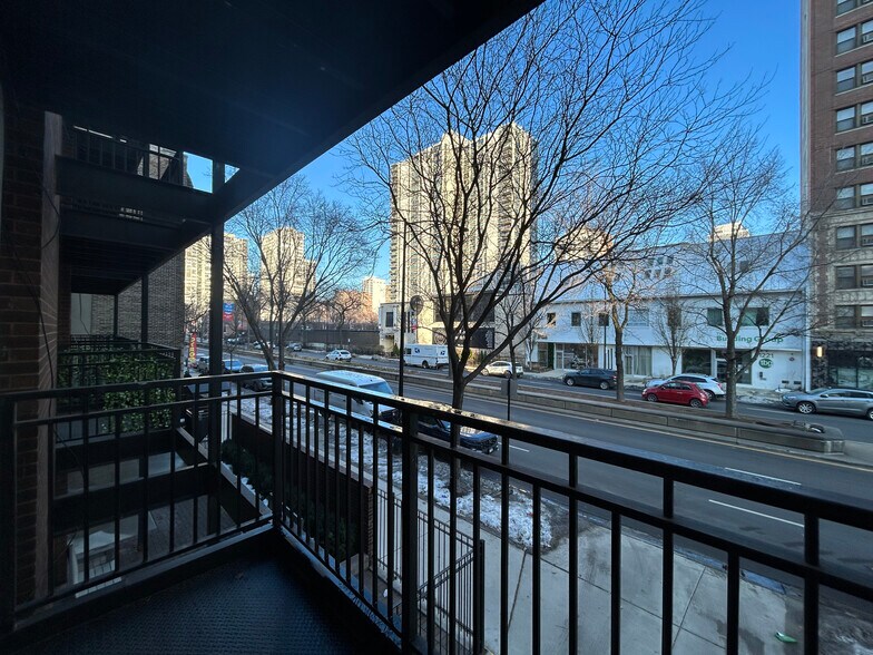 Building Photo - 1254 N La Salle Dr