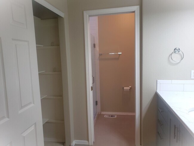 Building Photo - Wonderful John's Landing Updated Townhouse...