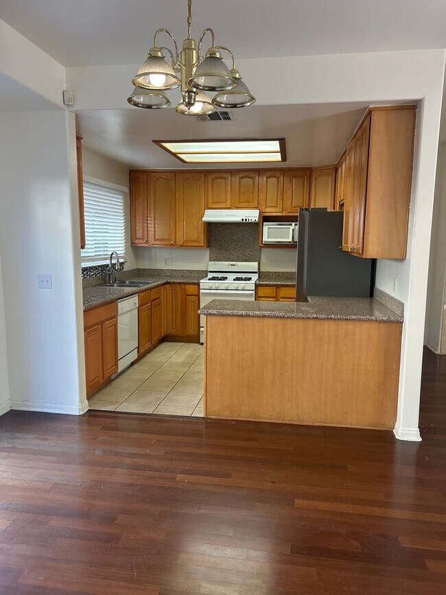 Building Photo - Spacious 2-Bedroom Condo in Prime Pasadena Area