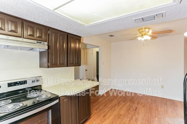 Building Photo - 928 Freestone Dr