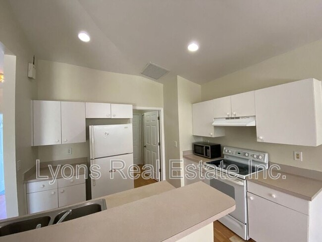 Building Photo - 539 Alexia Ave S