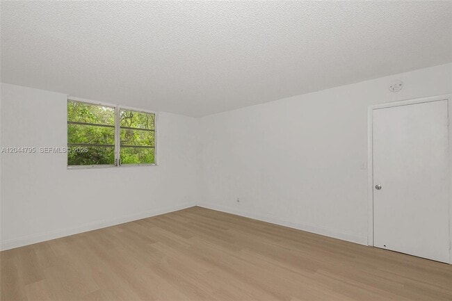 Building Photo - 445 NE 195th St