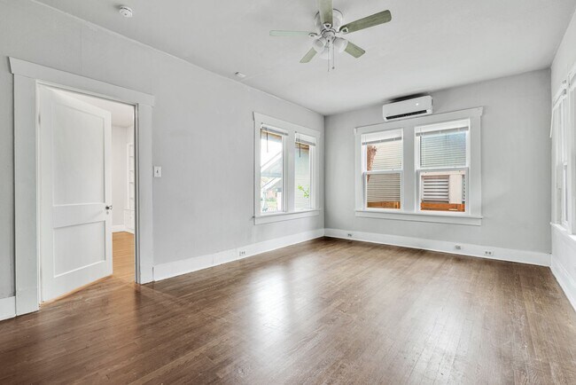 Building Photo - Charming Craftsman Style Home in Tobin Hill!