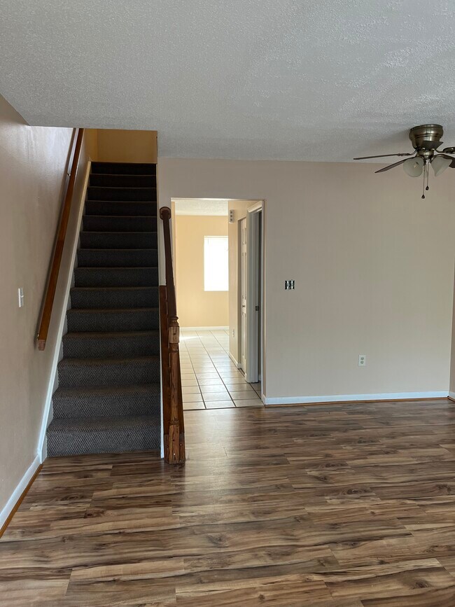Building Photo - 1208 Pinegrove Dr