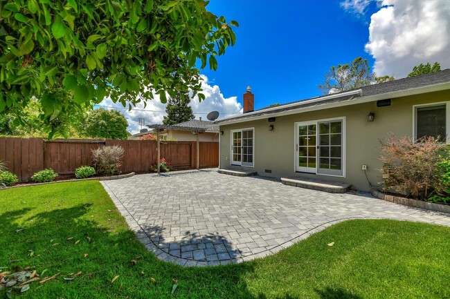 Building Photo - Charming Home in Fantastic Neighborhood in...