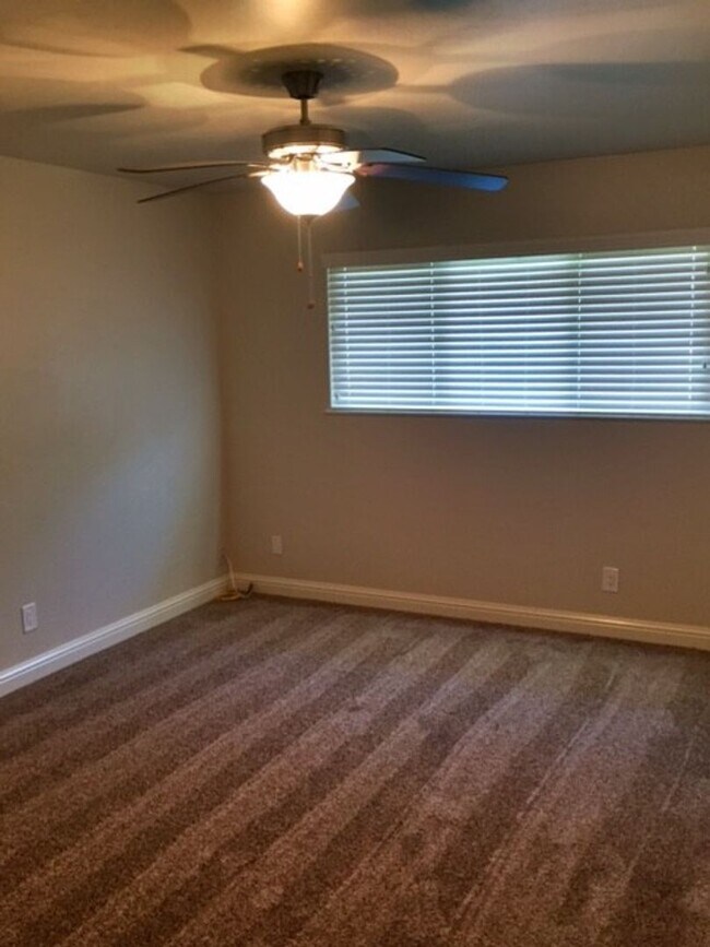 Building Photo - 1657 W Ellery Way