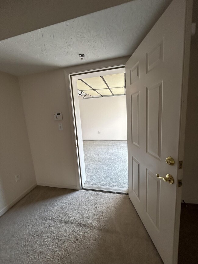 Building Photo - 17 Rosewood Ct