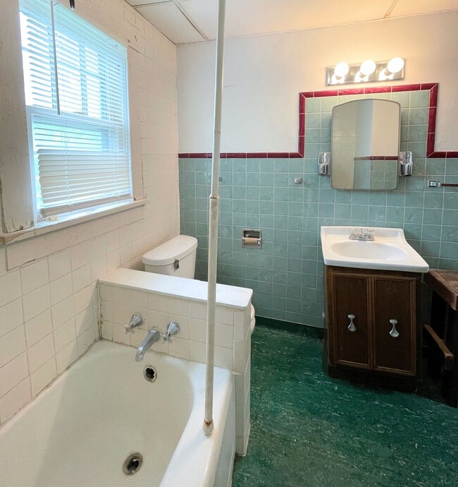 Building Photo - 3 bed 1 bath home