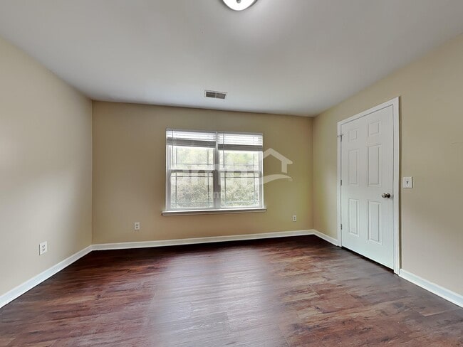 Building Photo - 137 Lake House Rd