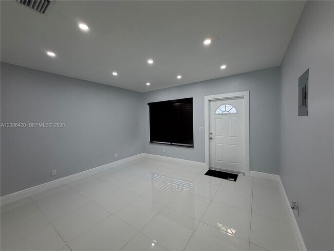 Building Photo - 335 NE 168th St