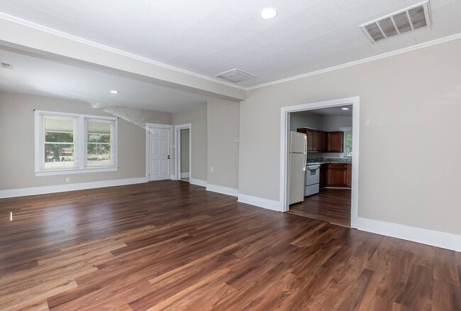 Building Photo - Recently Renovated Three bedroom Home!