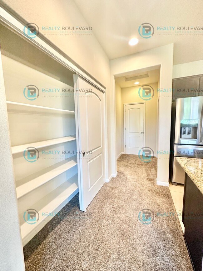 Building Photo - 3 Bedroom 2 Bathroom with Garage covered patio and beautiful yard!