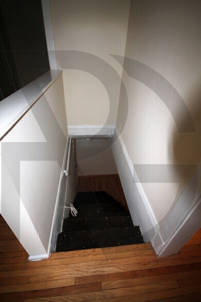 Building Photo - 634 W Barry Ave