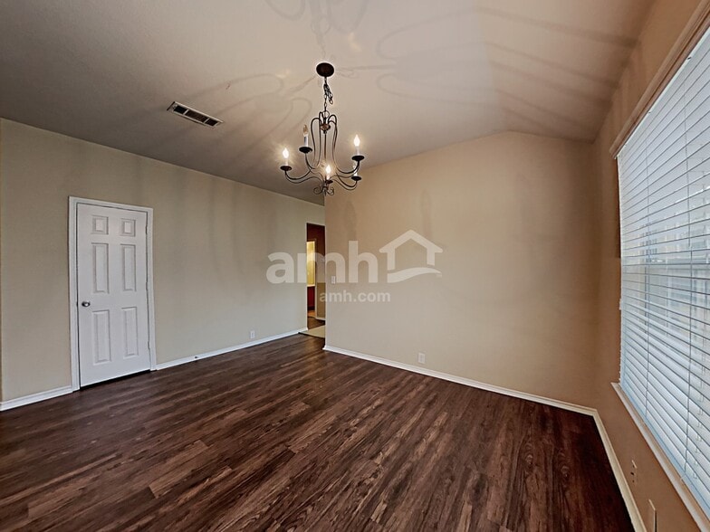 Building Photo - 3002 Marigold Dr