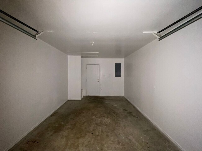 Building Photo - 2805 Lucille Dr