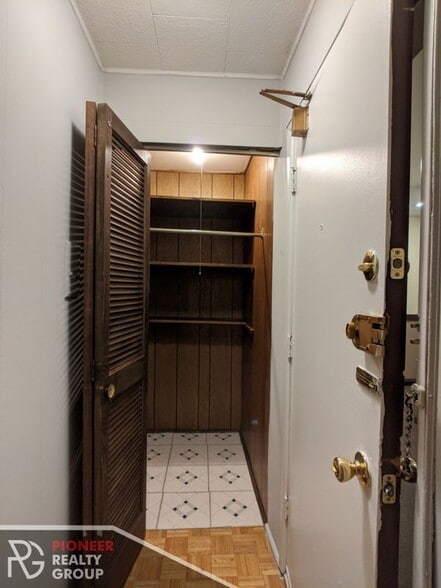 Building Photo - 510 W Briar Pl