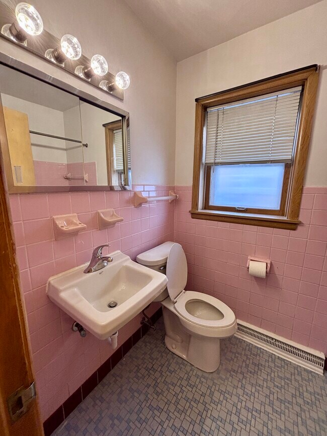 Building Photo - Forest Home 8 Unit