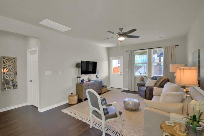 Building Photo - 305 Satsuma Dr