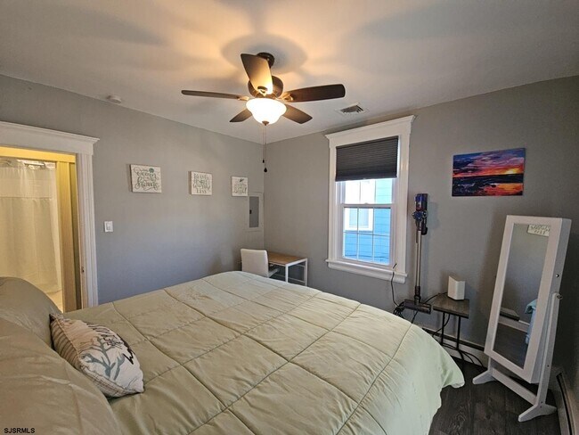 Building Photo - 111 N Sacramento Ave