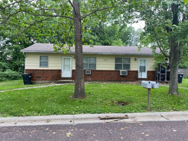 Building Photo - 2103 Meadowvale Ct