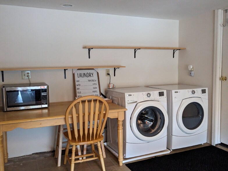 Building Photo - 9885 Fountain Rd