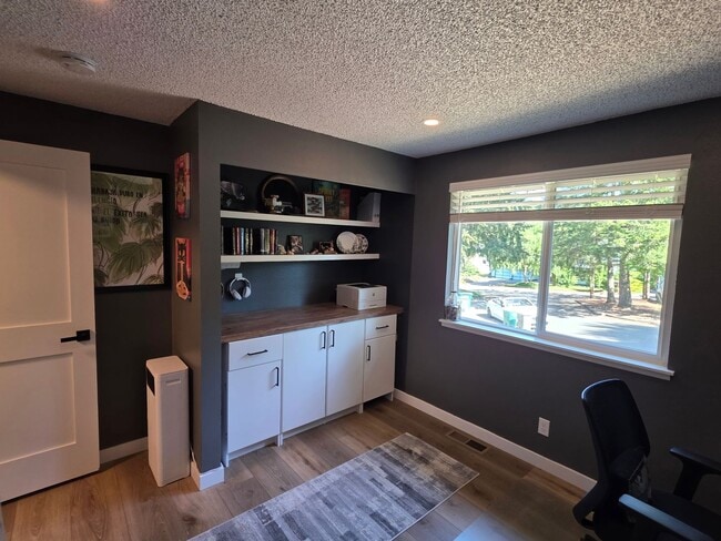 Building Photo - Lea Hill tri-level home - 3 bedroom 2.5 bath home - Feels like new/ Remodeled - A Must see - Avai...