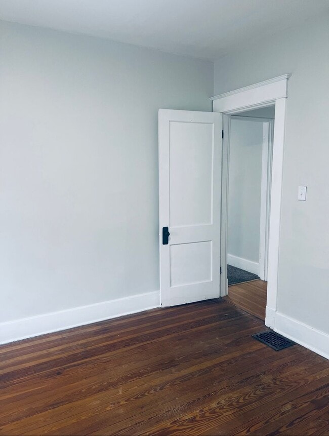 Building Photo - Beautifully renovated 3 bedroom house!