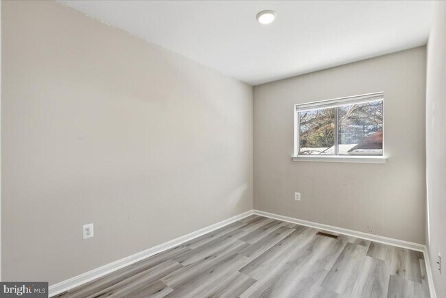 Building Photo - 3053 Heathcote Rd