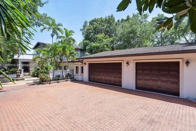 Building Photo - 800 SW 12th Ave