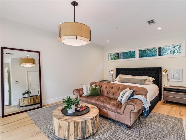 Building Photo - 3002 Hillview Rd