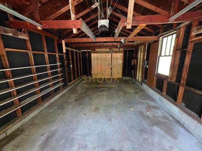 Building Photo - Cozy 3 BR Home Close to Campus and the Res...