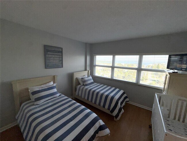 Building Photo - 880 Mandalay Ave